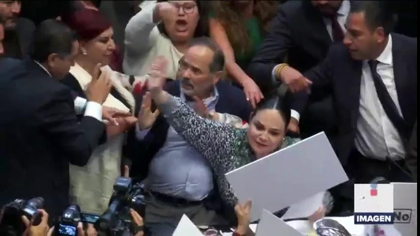 Tiran a Gustavo Madero en toma de protesta de Rosario Ibarra - Imagen Televisión